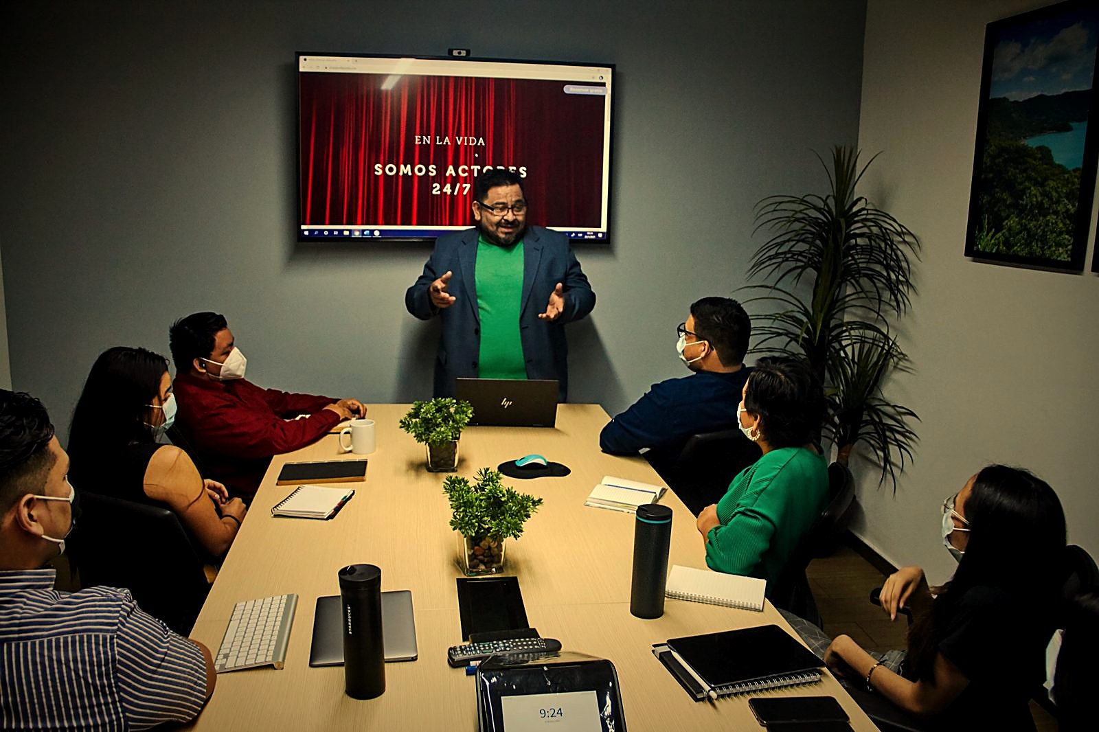 Ricardo impartiendo un taller presencial a un equipo